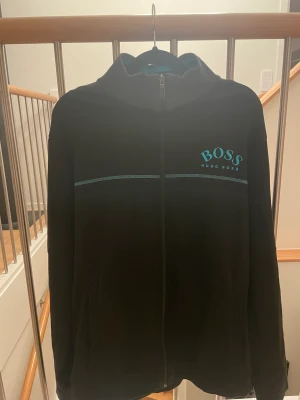 Hugo boss zip tröja  - Hugo boss tjocktröja  Storlek XL men passar L-M man 