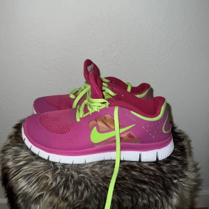 Nike strl 38 - Säljer Nike träningsskor storlek 38. Sparsamt använda och är i bra skick. Säljer pga att de inte kommer till användning. Kan mötas upp i Malmö eller hässleholm. Kan även skickas, köpare står för frakt. ✨