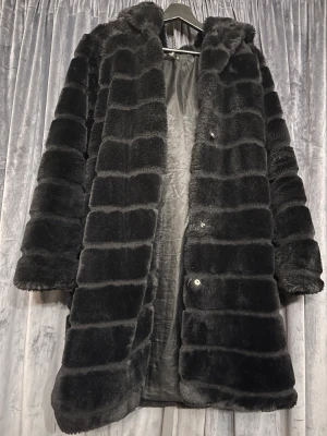 Gosig jacka  - Väldigt skön o mysig jacka. Håller dig varm 