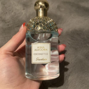 Äkta Aqua Allegoria Parfym  - Äkta och nästintill oanvänd Aqua Allegoria parfym med lukten Coconut fizz. Jätte god och somrig parfym som påminner om utomlands. Köpte för 850kr och säljer för 400kr.