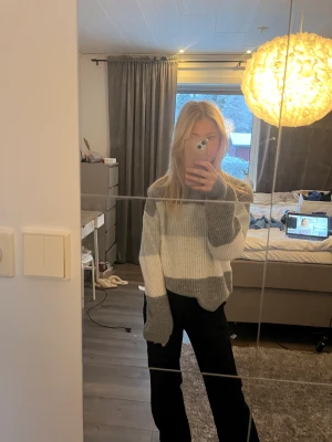 Stickad tröja  - Jätte fin, lite stor i storleken, köparen står för frakten 