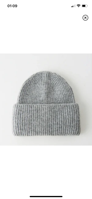 Grå mössa - Gör mössa från Gina, knappt använd.  Använd inte köp direkt!!