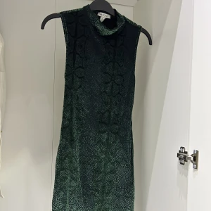 Klänning - En fin kort klänning i bra sikt använd bara en gång. 