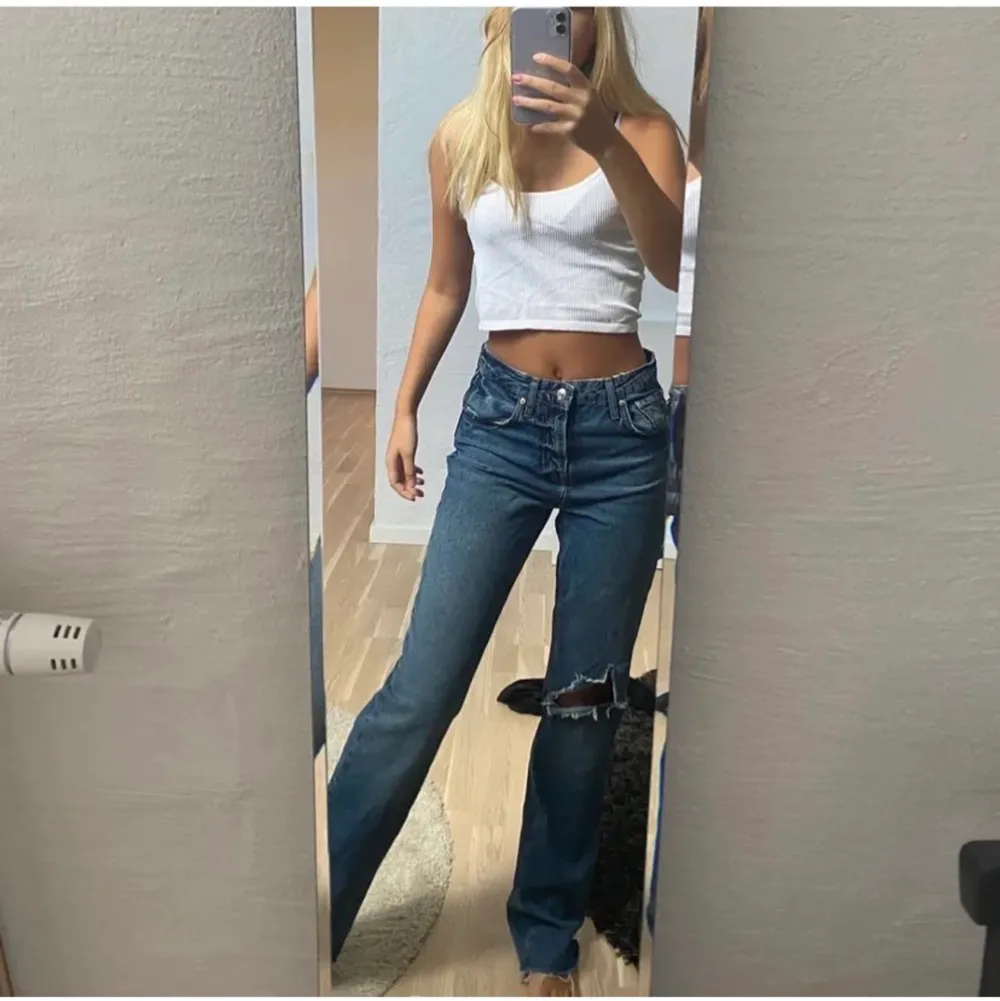 Skit snygga midrise jeans från zara. Super snygg mörkblå färg med ett hål på knän. Bra skick och inte använda så mycket. 350 + frakt . Jeans & Byxor.