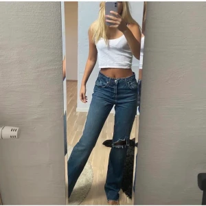 Midrise zara jeans  - Skit snygga midrise jeans från zara. Super snygg mörkblå färg med ett hål på knän. Bra skick och inte använda så mycket. 350 + frakt 