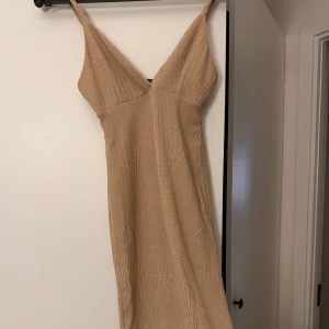 Klänning  - Glittrig klänning perfekt till nyår eller fest. Är i ett fint skick och storleken är S.  Köparen får stå för frakten 