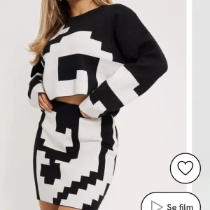 Nelly Jaquard Knit set - Finstickat set från Nelly. Aldrig använt då storleken blev fel. Alla lappar är kvar! Säljer som set. Bilden är som ni ser lånad från belys hemsida. Kan mötas upp i närheten annars står köpare för frakt🧡