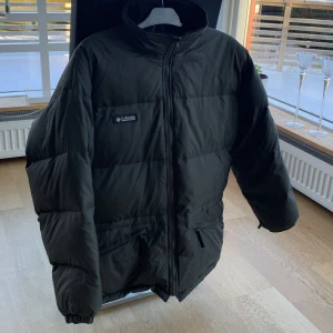 Columbia vinterjacka - Säljer denna Columbia vinterjacka då den inte kommer till användning längre. Storlek XL men sitter mer som en L