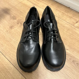 Oanvända skor från hm stl 38 (chunky loafers)  - Helt oanvända finskor (chunky loafers) från h&m i stl 38 men lite små i storleken så skulle säga mellan 37-38, nypris 399 kr