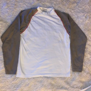 Grizzly Profile Tröja - Haft denna plagg ett tag (min favorit) men säljs nu för att den har blivit för smal för mig. Den är i jätte fin skick och passar till all klädstilar. 