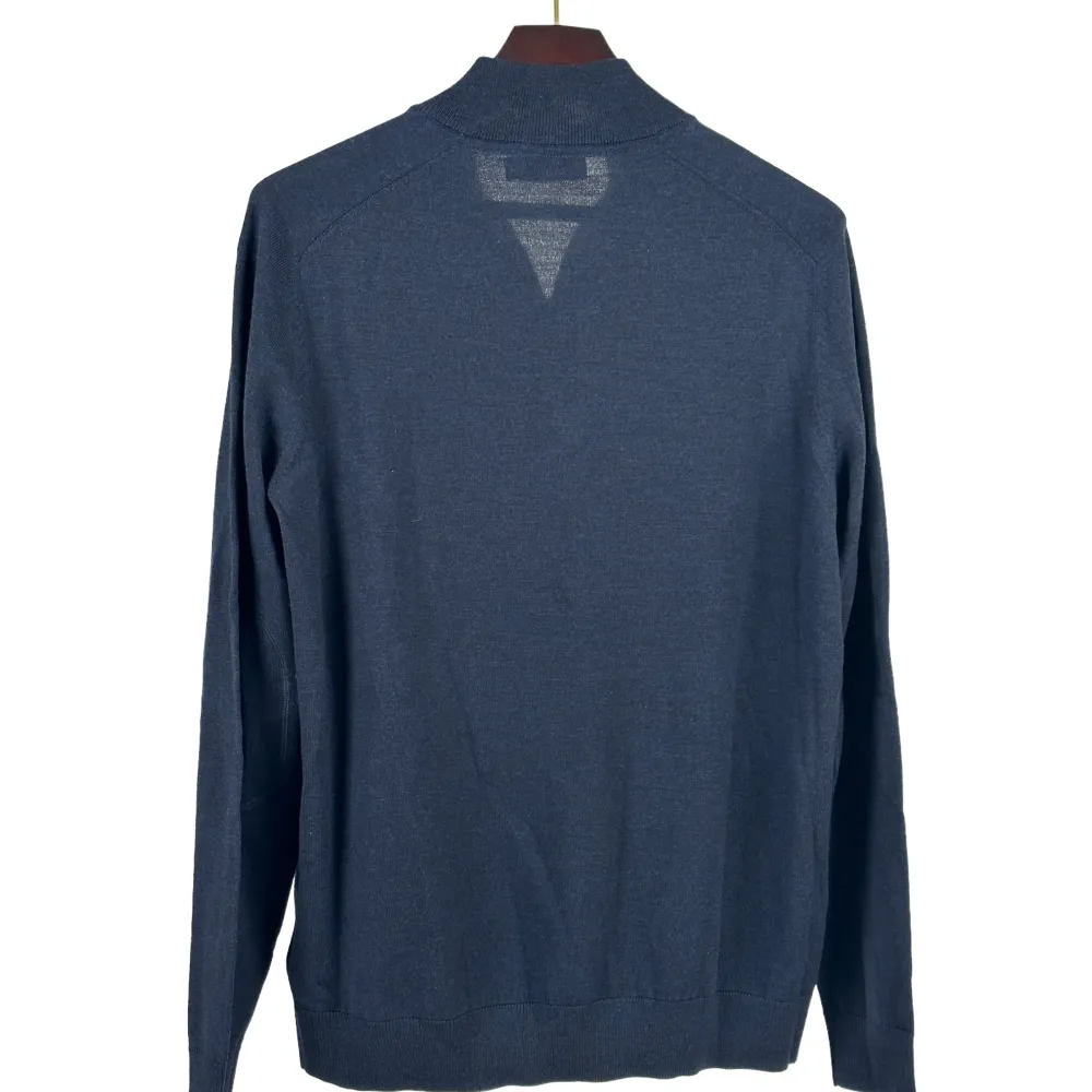 En blå stickad tröja från Morris med dragkedja.   Plagget har en normal passform.   Mått, i cm: Bröst: 120 Midja: 114 Stuss: 102 Rygglängd: 70 Ärmlängd: 70 . Tröjor & Koftor.