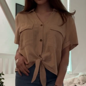 Kortärmad skjorta - En väldigt fin kortärmad skjorta  materialet är Väldigt Lent och skön att ha på sig