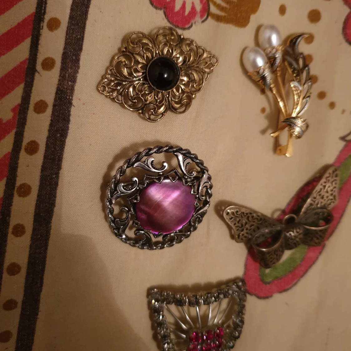 Super fina broscher, - 91