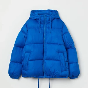Hm blå puffer jacket - Säljer nu min populära och fina blå puffer jacket från h&m i jättebra skick!❤️Köptes för 500 kr och säljer för 300 eller bud då den inte är sliten över huvud taget❤️ Kom privat för fler och egna bilder och köp direkt för 400kr! Tryck inte på köp nu!