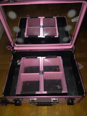 Makeup rullbar väska  - Rullbar Kosmetik Väska med 4 hjul och makeup belysning 