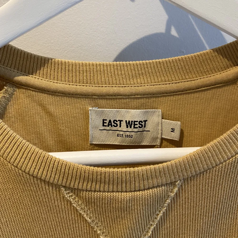 Snygg senapsgul tröja, tjock långärmad eller tunn sweatshirt? :) oavsett superfin och bra skick. Kan skicka eller mötas upp i Lund (köparen står för frakten)!🥰. Tröjor & Koftor.