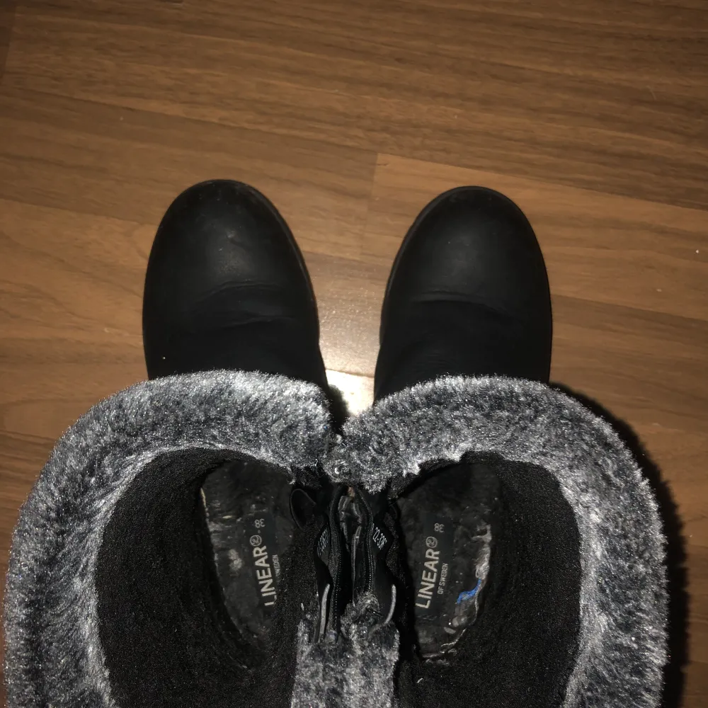 Vinter skor i storlek 38 . Skor.