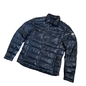 Monclerjacka  - Säljer min monclerjacka i storlek 2 vilket motsvarar S. Något liten för mig och därför säljer jag vidare.  Sparsamt använd, cond 8/10. Skriv för fler bilder eller andra frågor👌 