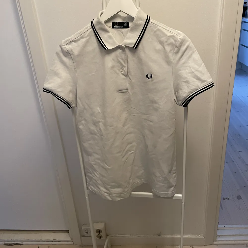 Nice pique from Fred Perry. Bought second hand but didn’t have the chance to wear it so much. Fit is a bit on the tighter side- I assume it corresponds to Female M/Male S size. T-shirts.