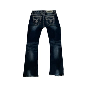 Rock Revival Low Waist Jeans - Jättesnygga jeans från Rock Revival med låg midja. Osäker på storlek men sitter perfekt på mig som vanligtvis bär strl 36 i jeans. Kontakta mig för fler bilder 🫶🏼🤍