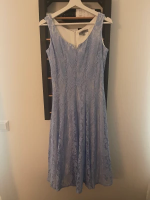 Cocktailklänning storlek S - Helt oanvänd cocktailklänning. Köpt på JCPenny. Lite längre modell som slutar strax nedanför knäna. Stor i storleken. Köparen betalar frakt 