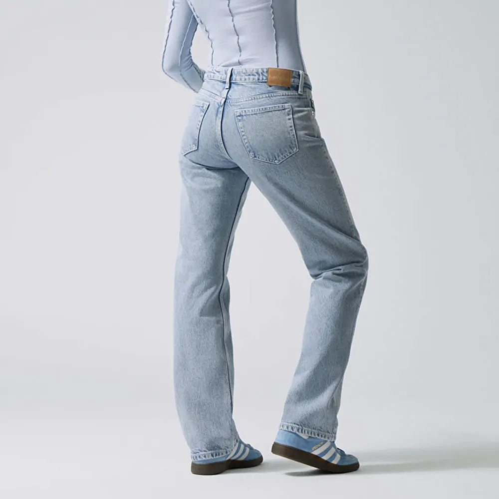 Arrow Low Straight Jeans från weekday i färgen ”summer blue”💙. Endast använd 2 gånger säljer pga lite för små❤️ helt slutsålda!. Jeans & Byxor.