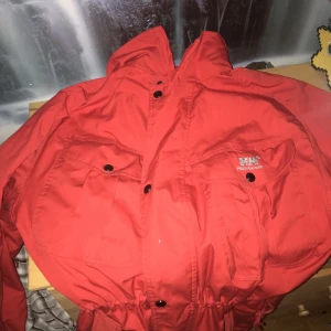Helly Hansen jacka - finns luva som kan gömmas pris kan diskuteras