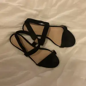 Sandaler i svart mokka liknande material