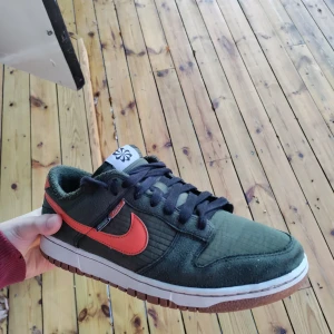 Nike Dunk low toasty sequoia  - Oanvända Nike dunk low toasty sequoia i storlek 43. Box finns✅ Funkar även med byten.
