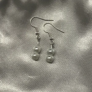 Pärl örhängem - Vi säljer dessa nya pärlörhängen i silver för bara 79kr + frakt (13kr🙏🏻) supersnygga att ha när som helst! Beställningar görs via instagram🙏🏻