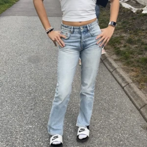 Low waist straight jeans - Lågmidjade ljusblå jeans med slits, från Zara. Du betalar frakten själv.💕 