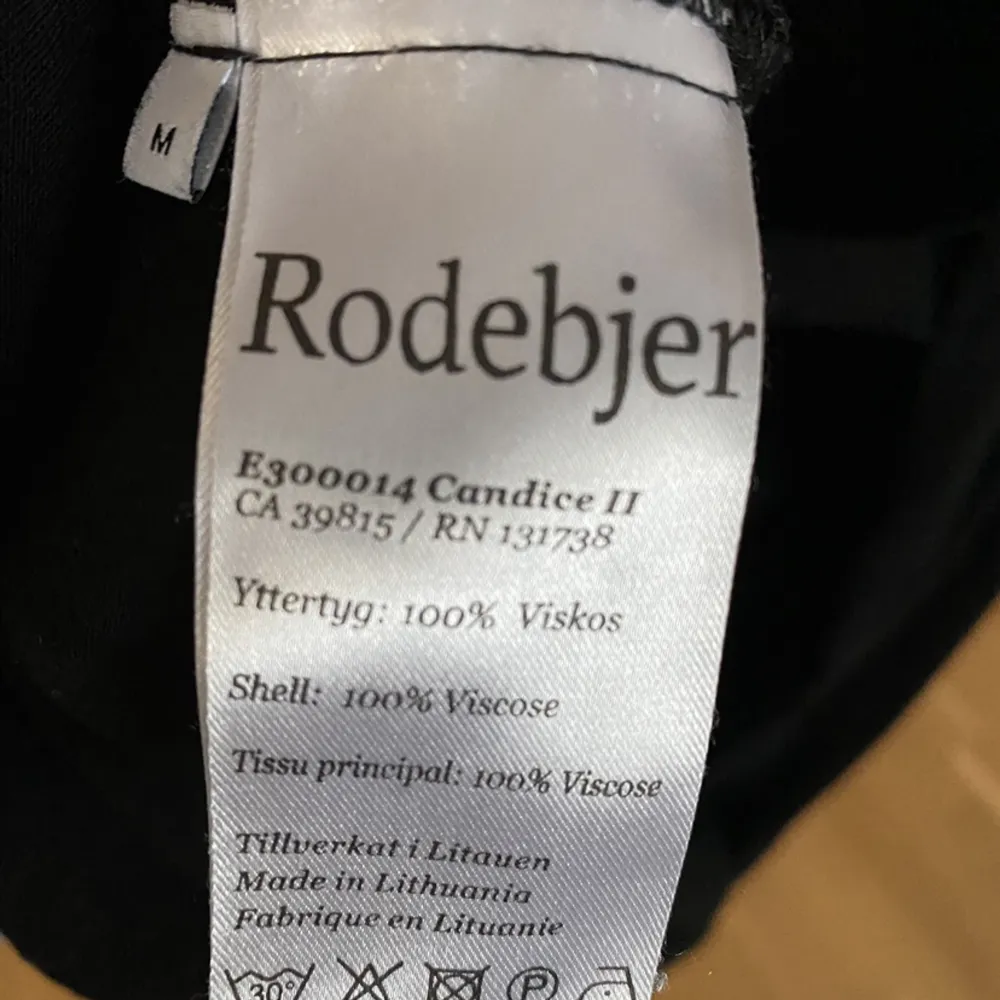 Nu säljer jag denna svarta Rodebjer Candice klänning i storlek M. Den är sparsamt använd så finns inget att anmärka på. Den har fickor och en öppning i ryggen.. Klänningar.