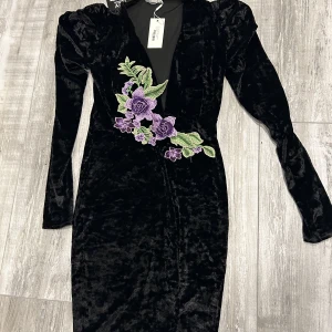 Klänning - Klänning i velour som aldrig använd på grund av ändring i vikt.