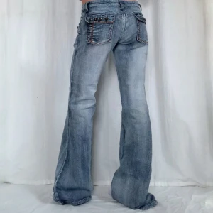 Lågmidjade jeans - !Använd ”KÖP NU” om du vill köpa! Midja:82 Innerben:88 Jag är 169 med W28 som referens 