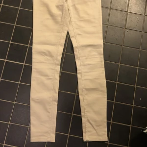 jenas mjuka  - väldigt stretchiga jeans med låg midja som är beiga. från bik bok och stl small (liknande stl 26) smala ben 