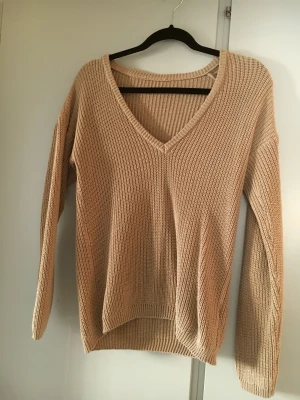 Stickad tröja medium  - Härlig brun färg 