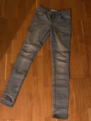 gina tricot jeans - Ljusa jeans med smala ben och halv hög midja.  stl 26 
