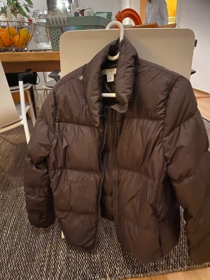 HM dunjacka stlk XS - Kort modell dunjacka från HM i snygg brunlila färg. 