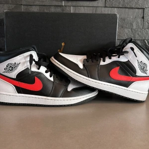 Nike air Jordan 1 mid chili red - Detta är ett par Jordan 1 mid chili red i storlek 43 de använda fåtal gånger och är som nya. Jag kommer sälja dessa för 1500 kr. Skriv för mer intresse.
