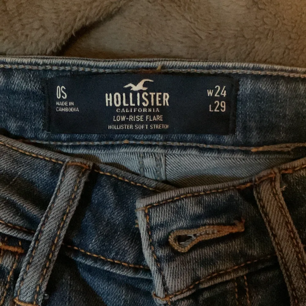Fina jeans från Hollister💗 Inte så använda eftersom det inte passar mig. Ny pris 550kr !LÅNAD BILD!. Jeans & Byxor.