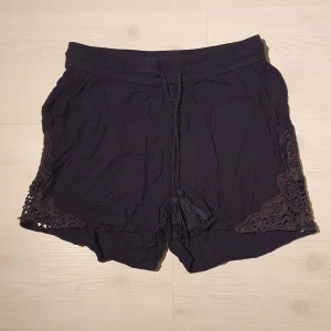 Shorts - Så sköna shorts, gamla favoriter! Passar bra till att sova eller gå till stranden i mm.☺️ Det är fickor på framsidan. Har nu växt ut de, även om de ser ut och passa så är de för små för mig. De är I storlek xs, men det är väldigt lös och stretchigt tyg🥰