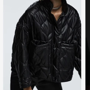 Zara jacka - Inte såld! Säljer denna populära quiltade jackan från zara🫶🏻Nyskick💗Ge prisförslag🫶🏻