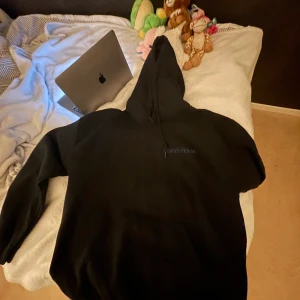 Harrys house hoodie - Säljer denna nya hoodien då jag är pank😩 Har aldrig använt, endast testat så den är verkligen i nyskick. Så skön och fin hoodie☺️ Storlek L men jag tycker S-L beroende på önskad passform👍🏽