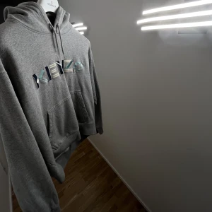 KENZO Hoodie - Kenzo (embroidered logo) hoodie i mycket fint skick.. Inköpt på Nk, nypris: 3295kr.. Kvitto medföljer.. Priset kan diskuteras✌️Skriv vid intresse! Mvh
