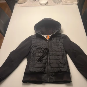 Parajumper jacka  - Jag säljer min parajumper jacka den är äkta och den är i ny skick inga hål, storlek M och passar även S. Kmr inte gå lägre än 2000. Nypris 3699.