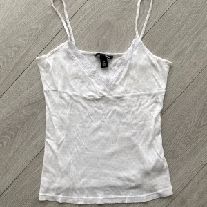Linne - Ett sött linne från gamla hm kollektionen. Strl M, perfekta basplaggen. Köpare står för frakt💌
