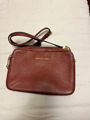 Michael Kors  - I bra skick, har använts fåtal gånger. Brunröd färg. Äkta, köptes på NK i Gbg