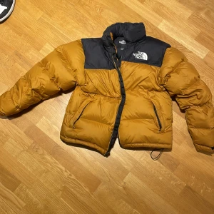 North Face Nuptse 1996  - Säljer min höstjacka som köptes för 2500 SEK för två år sedan.   Den har lite knappt märkbara blekningsfläckar precis vid änden av ärmen samt en något mer märkbar svart fläck på bröstet. Vill trots detta hitta en ägare så pris kan diskuteras :)