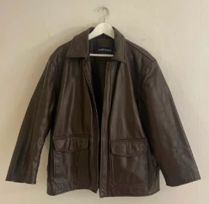 Skinnjacka  - Brun vintage skinnjacka, sitter som en M/L. Köpare står för ev frakt.  Lånade bilder av förra säljaren. 💕