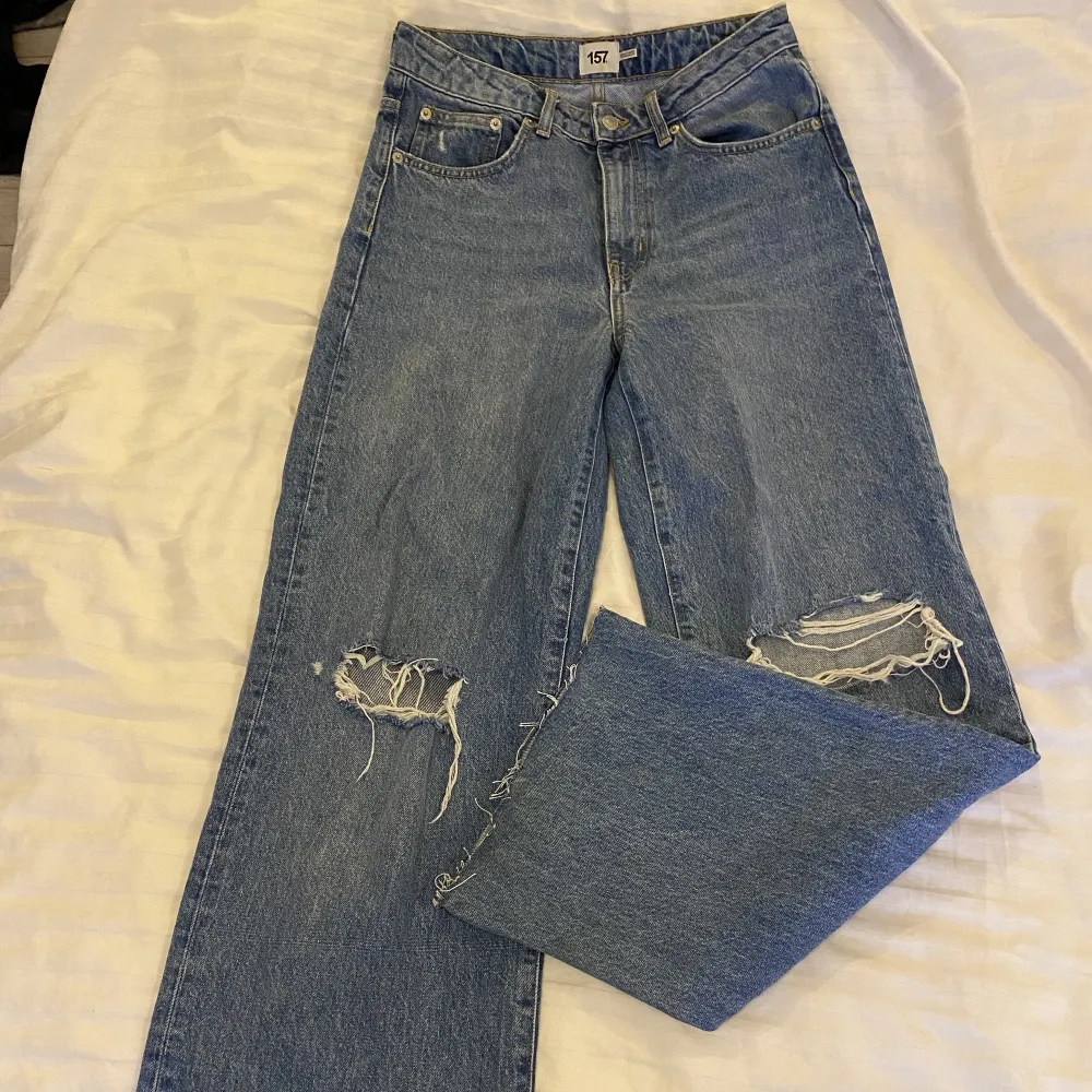 Coola jeans som är vida ner till, inte använda på länge, därför säljs dom.:). Jeans & Byxor.